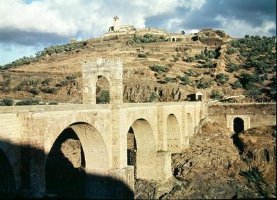 Vista del Puente de Alcántara, construido c.105 d.C. de Roman